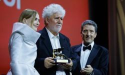 الغرفة المجاورة" يفوز بجائزة أفضل فيلم في مهرجان البندقية